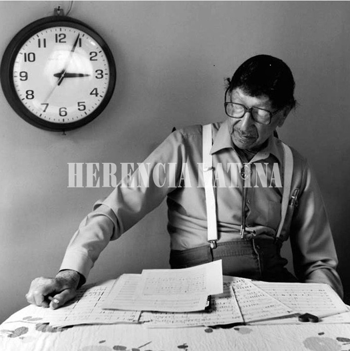 Doc Cheatham revisa las partituras de sus composiciones. – Fotógrafo desconocido.