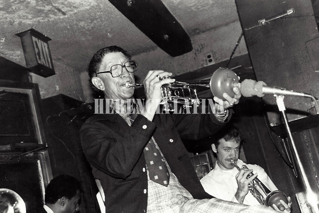 Doc Cheatham y un trompetista no identificado en el West End de Nueva York, mayo de 1980. Foto de Otto Flückiger.