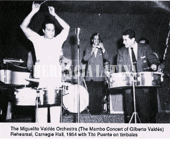La Orquesta de Miguelito Valdés (El concierto Mambo de Gilberto Valdés) – ensayos del Carnegie Hall, 1954 con Tito Puente en los timbales. – Foto archivo de Miguelito Valdés.