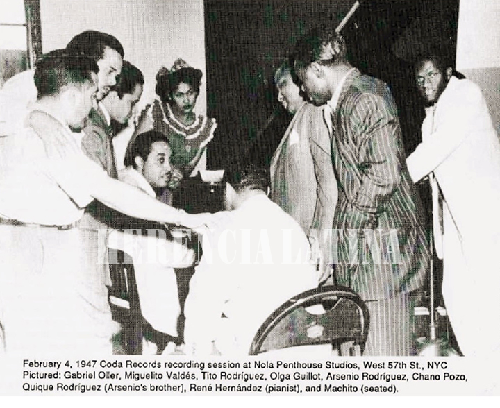 4 de febrero de 1947 – sesión de grabación de Coda Records en el Nola Penthouse Studios, West 57th St., Nueva York. Izquierda a derecha: Gabriel Oller, Miguelito Valdés, Tito Rodríguez, Olga Guillot, Arsenio Rodríguez, Chan Pozo, Quique Rodríguez (hermano de Arsenio), y (sentados) René Hernández (pianista) y Machito. Foto archivo de Miguelito Valdés.