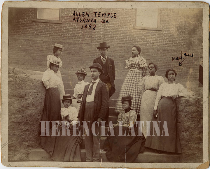 La más antigua de la colección. La madre del Dr. Cheatham, Alice Anthony de pie a la extrema derecha, y su familia, Atlanta, Georgia, 1892. (5)