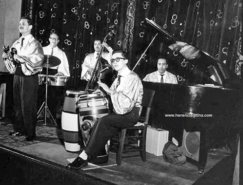 Edgardo Rosales, maracas; Cal Tjader en los timbales; Carlos Durán, bajo; Bayardo “Benny” Velarde, congas; Manuel “Many” Durán, piano. Foto: colección de Robert C. Tjader.