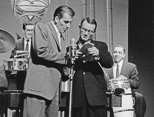 Bayardo Velarde, timbales, Luis Miranda, percusión y Cal Tjader recibiendo un premio para 1955. Foto colección de Robert C. Tjader