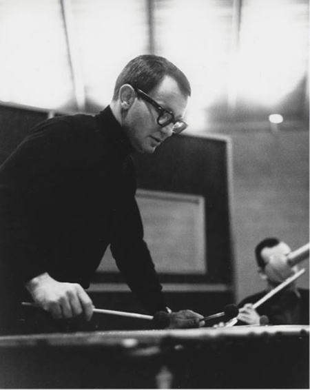 El vibrafonista Cal Tjader fue uno de los primeros músicos de jazz estadounidenses en abrazar la música latina. A sus inicios tocó con los notables percusionistas del momento: Armando Peraza, Willie Bobo y Mongo Santamaría. En 1955 realizó una versión del famoso tema de Dizzy Gillespie y Chano Pozo 