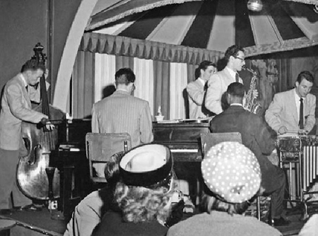 Ron Crotty, en el bajo; Dave Brubeck, en el piano; Dick Collins, en la trompeta; Paul Desmond, en el saxofón alto; Armando Peraza, en la percusión cubana y Cal Tjader, en el vibráfono. En el club Ciro de San Francisco, a mediado de 1950. La foto de la colección de Robert C. Tjader