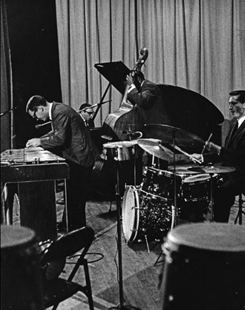 Cal Tjader, al vibráfono; Vince Guaraldi, al piano; Eugene Wright, al bajo y Al Torre, a la batería. Auditorio de la Sunset School, Carmel, CA, 1957. Fotografía de Peter Breinig, colección del Monterey Herald de Vern Fisher.