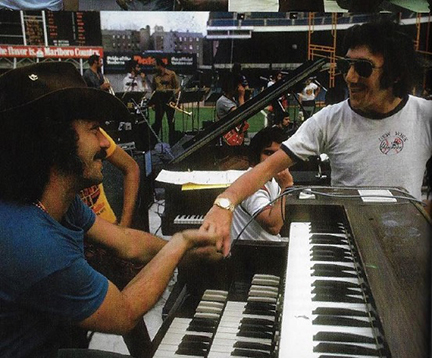 Larry Harlow y Leon Gast, director del filme en el Yankee Stadium, 1973. Cortesía de Fania Records