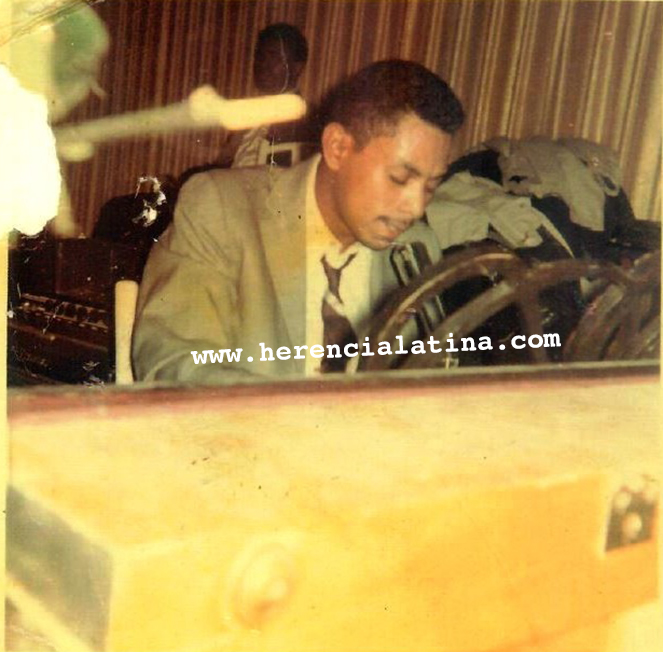 Joe Bataan toca el piano en club Colgate Gardens en el Brox, 1968