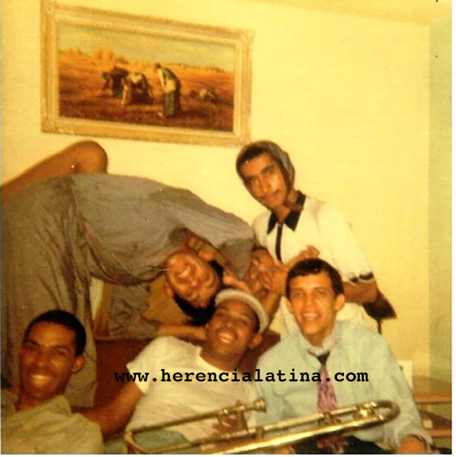 En el sentido de las manecillas del reloj, desde la derecha arriba: Rubé Hernández, desconocido, Chickie Fuentes, Héctor Lavoe, Joe Bataan y Eddie Nater, en Puerto Rico. 1968. Foto de Joe Bataan