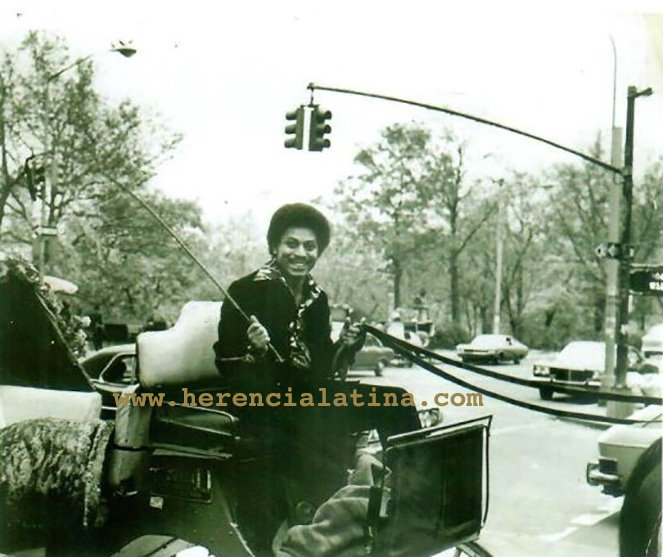 Joe Bataan por los alrededores del Central Park de Nueva York.  Foto de Joe Bataan