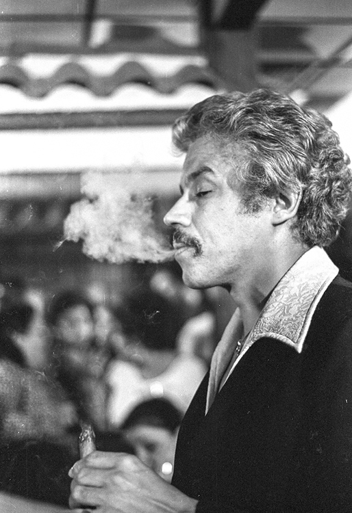 Johnny Pacheco fumando un puro. Foto de Joe Conzo