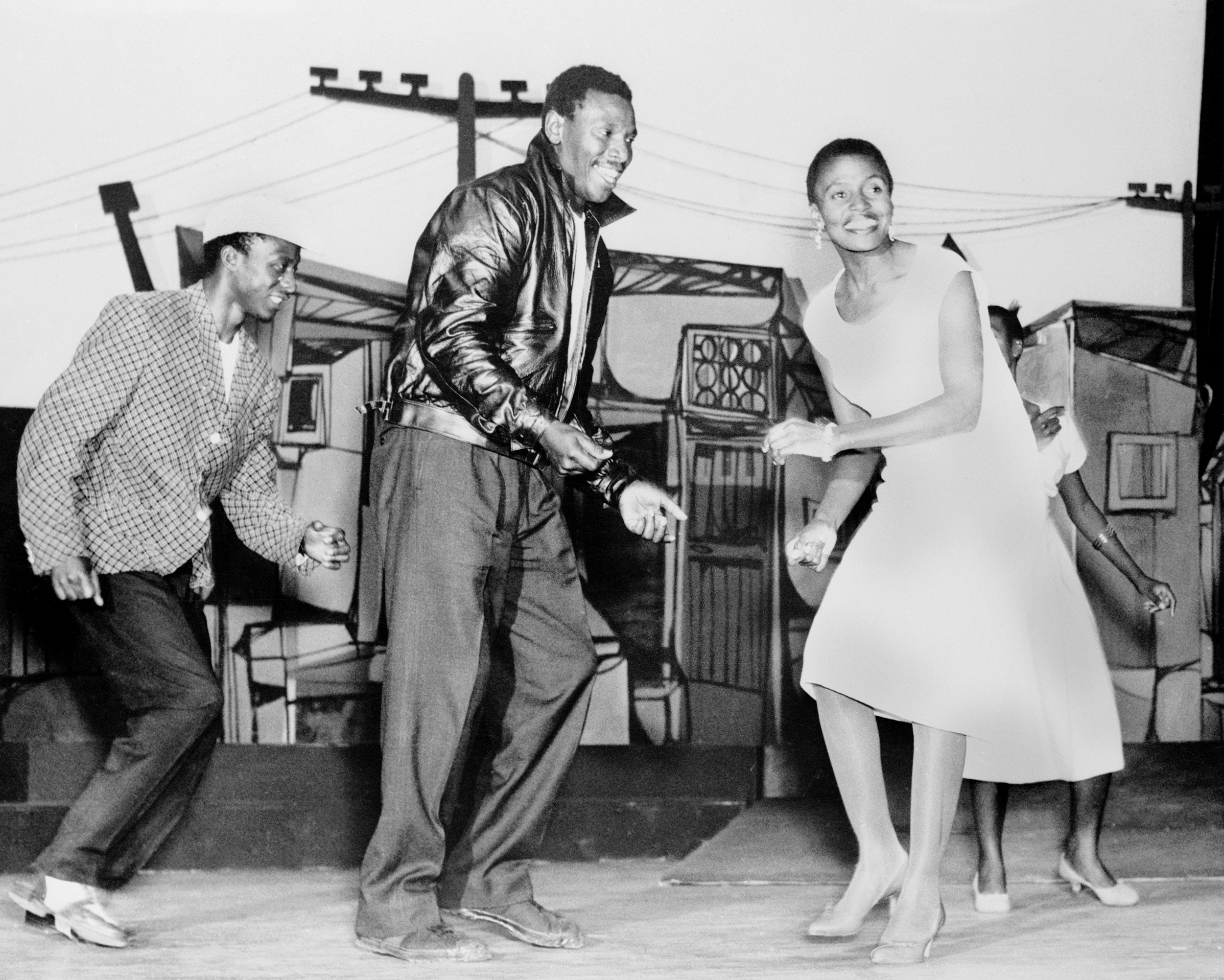 1959 - Foto Nathan Mdledle (centro) y Miriam Makeba actuando en King Kong. Fotografía de Bettmann/Getty Images.