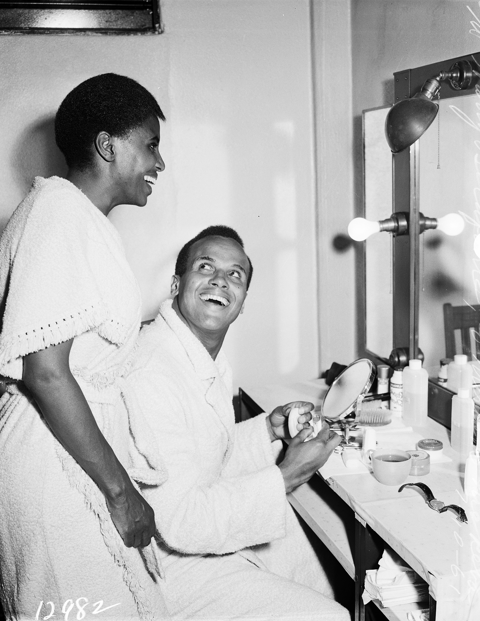 1961 - Foto Miriam Makeba y Harry Belafonte en su estreno en el Greek Theater de Los Ángeles, el 10 de julio de 1961. Fotografía de Los Angeles Examiner/USC Libraries/Corbis vía Getty Images.