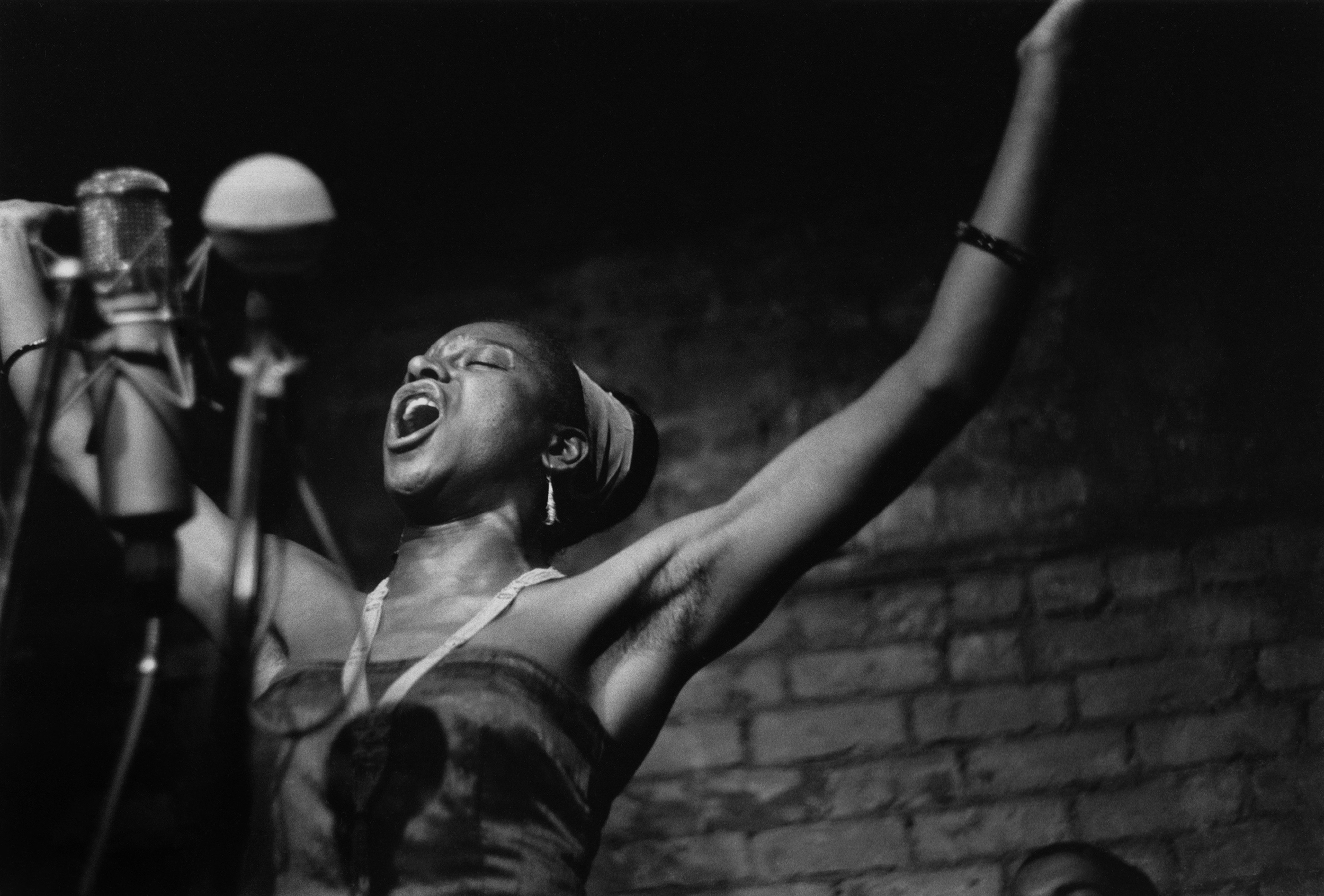 1961 - Miriam Makeba actúa en el Bitter End, Greenwich Village, Nueva York. Fotos de Sigmund Goode vía Michael Ochs Archive/Getty Images.