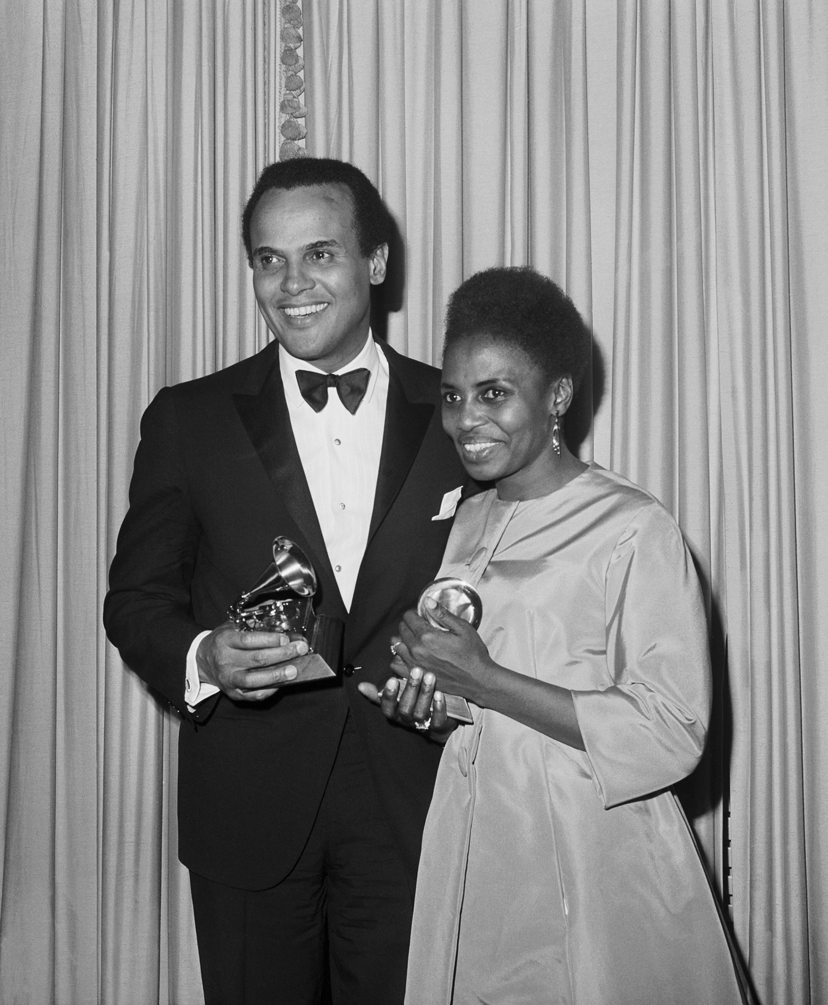 1965 - Foto Harry Belafonte y Miriam Makeba sostienen sus premios Grammy a la mejor grabación folclórica. Foto vía Bettmann/Getty Images.