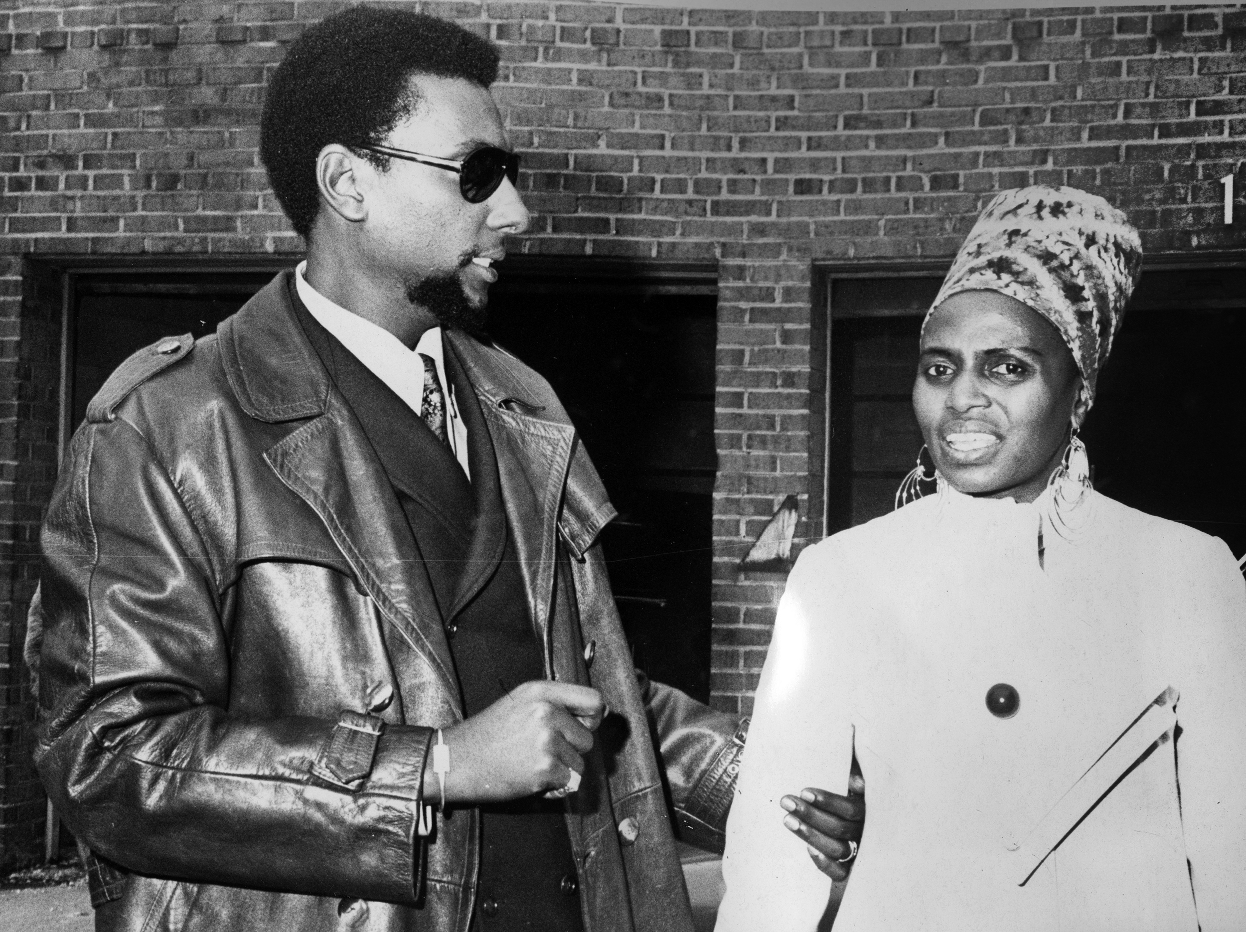 1968 - Stokely Carmichael (también conocido como Kwame Ture), activista panafricano y de derechos civiles estadounidense nacido en Trinidad y Tobago, con Miriam Makeba. Foto vía Afro American Newspapers/Gado/Getty Images.