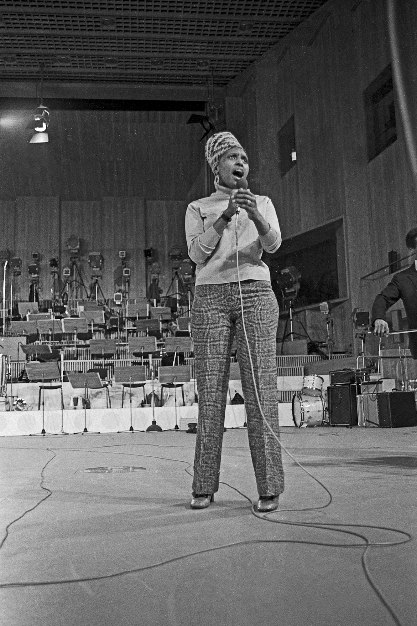 1969 cerca - Miriam Makeba en ensayos para un concierto en Hamburgo, Alemania. Foto de Helmut Reiss/United Archives via Getty Images