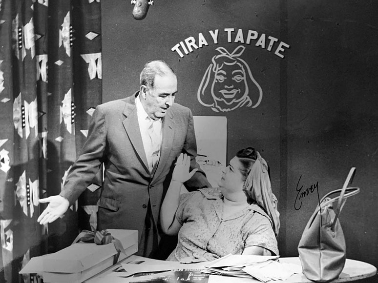 Ralph Perez y Myrta Silva durante su programa televisivo Tira y Tápate en la TV de Puerto Rico, alrededor de la década de 1960. Cortesía de Gerry Glass.