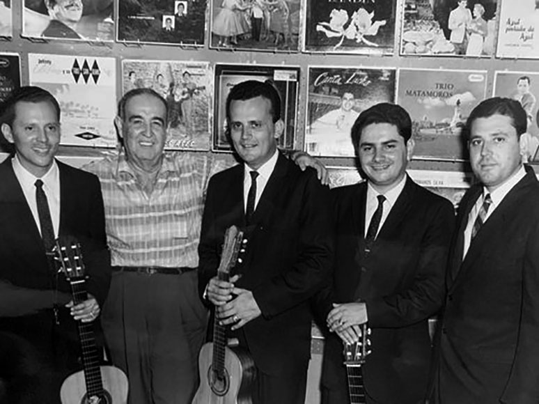 Julito Rodríguez y su Trio con Ralph Pérez en la oficina de Ansonia Records, 992 Columbus Avenue, NY, alrededor de 1950. Cortesía de Gerry Glass.