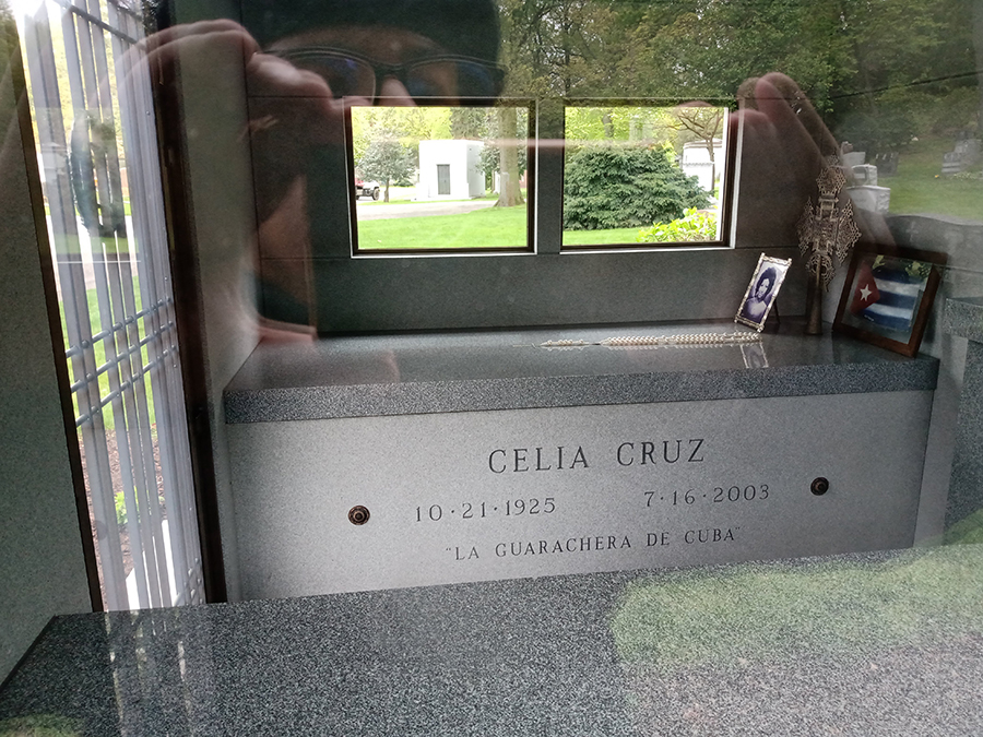 Visitando la tumba de Celia Cruz