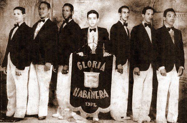 Cándido el tercero desde la izquierda. Cándido tocó el tres en su primer grupo profesional, el Septeto La Gloria Habanera. Esta foto es de alrededor de 1937.<br>Fotógrafo desconocido.