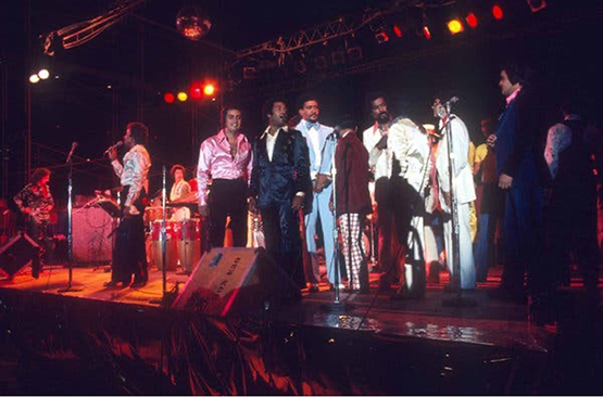 Integrantes de la Fania All Stars en el Yankee Stadium en agosto de 1973. El concierto del grupo allí fue un triunfo para la banda y para el perfil de la música salsa. Crédito...Fania Archivos