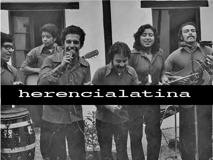 EL SON DEL PUEBLO en uno de sus primeros concertos. De izquierda a derecha aparecen: Gustavo Martínez, Louie Martínez, Leonardo Sozzi, César Mora (tocando la clave), Eliana Duque y Ricardo de los Ríos. ©ARCHIVO TEATRO LIBRE DE BOGOTÁ.